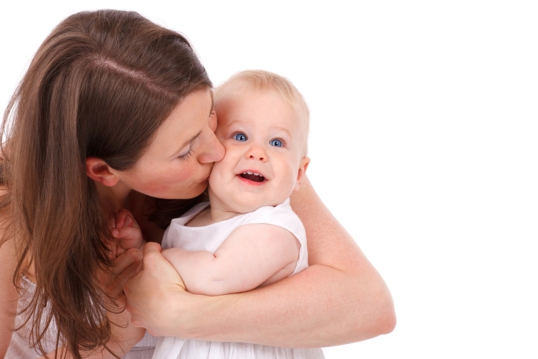 Često grlite bebu i pružite joj puno ljubavi i fizičkog kontakta