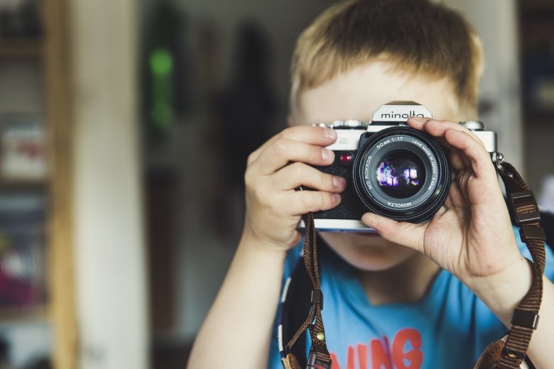 Dajte stari fotoaparat ili pametni telefon djetetu za fotografiranje i igra će trajati satima