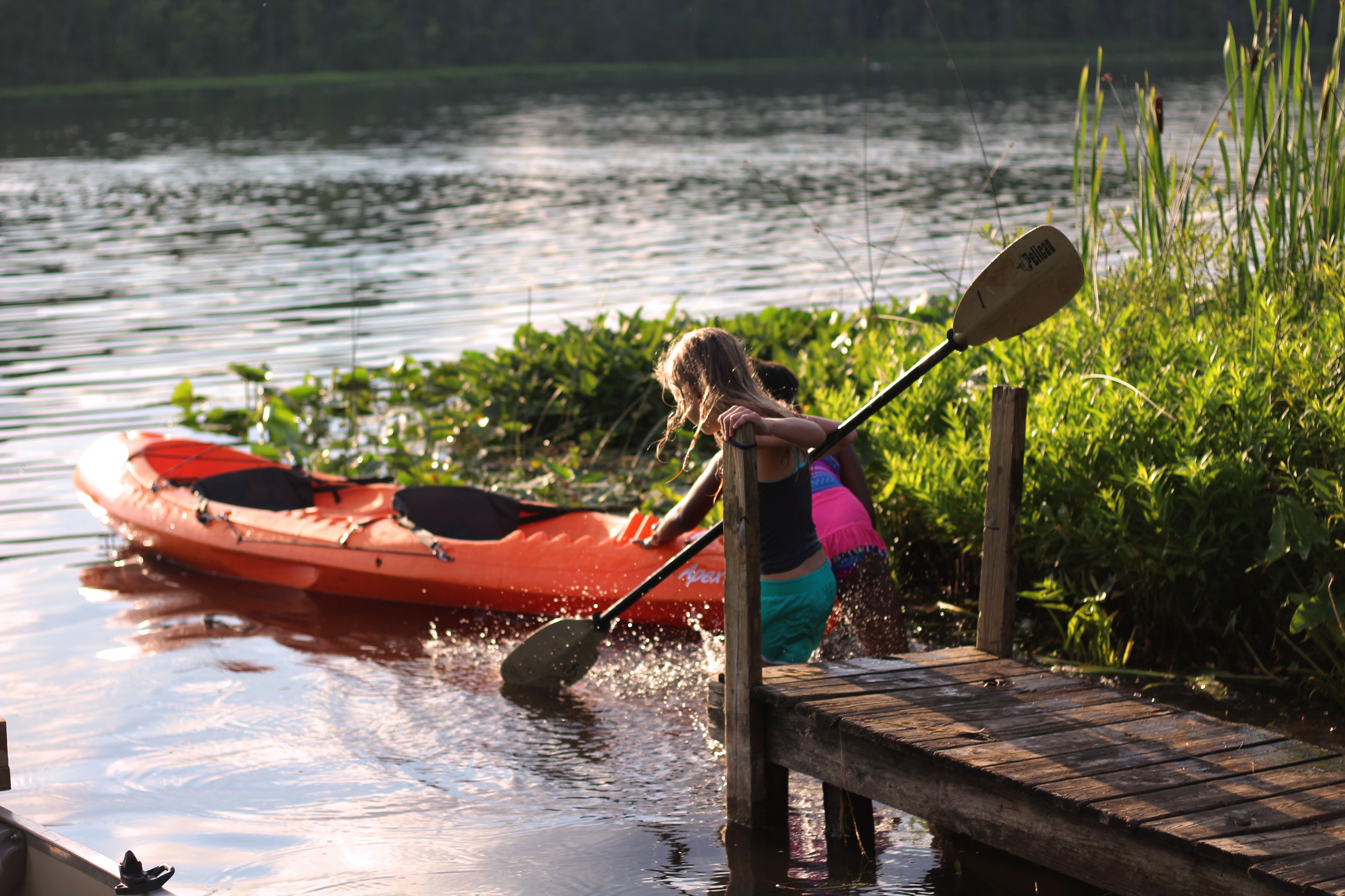 Djeca se igraju na rijeci u kanuu